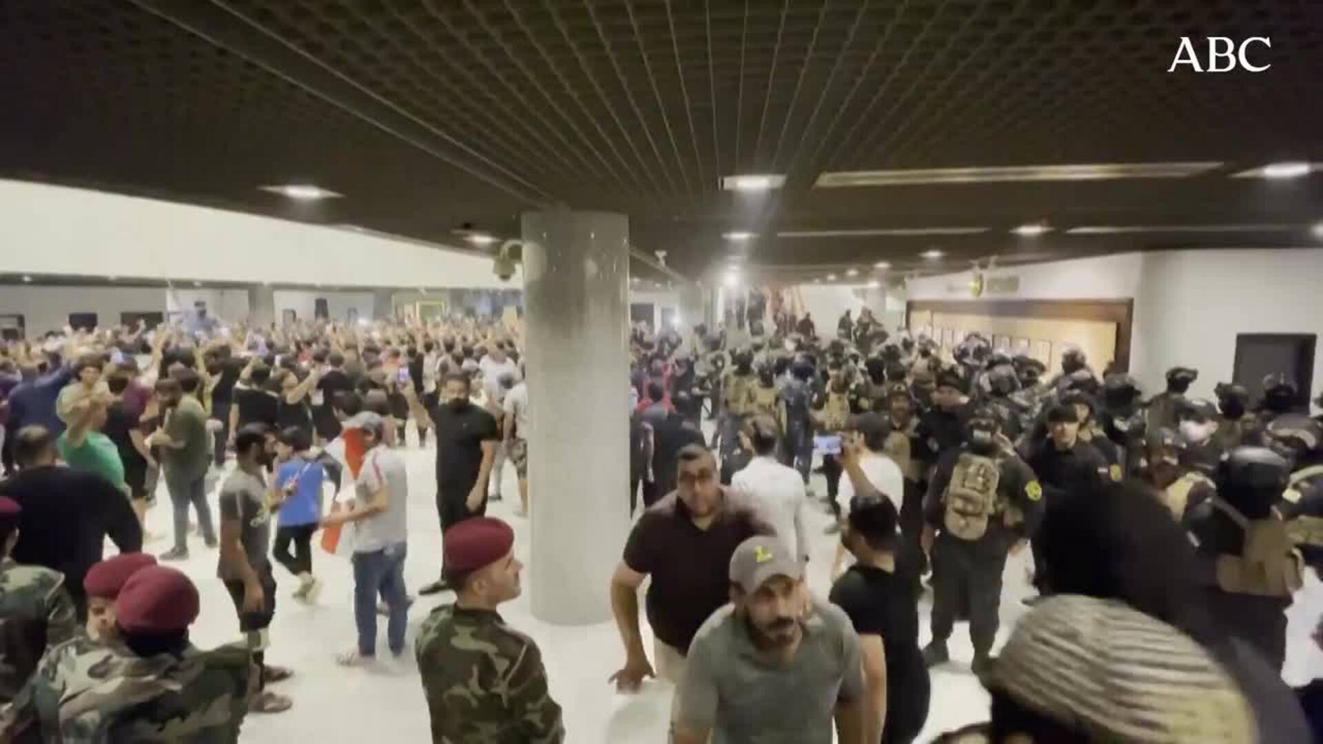 Manifestantes irrumpen en Parlamento Irak contra designación primer ministro