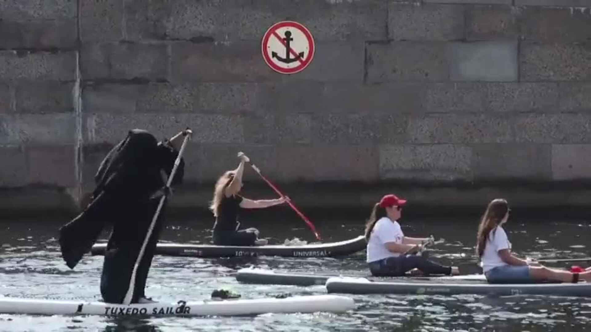 Récord de participantes en el desfile de paddle surf de San Petersburgo