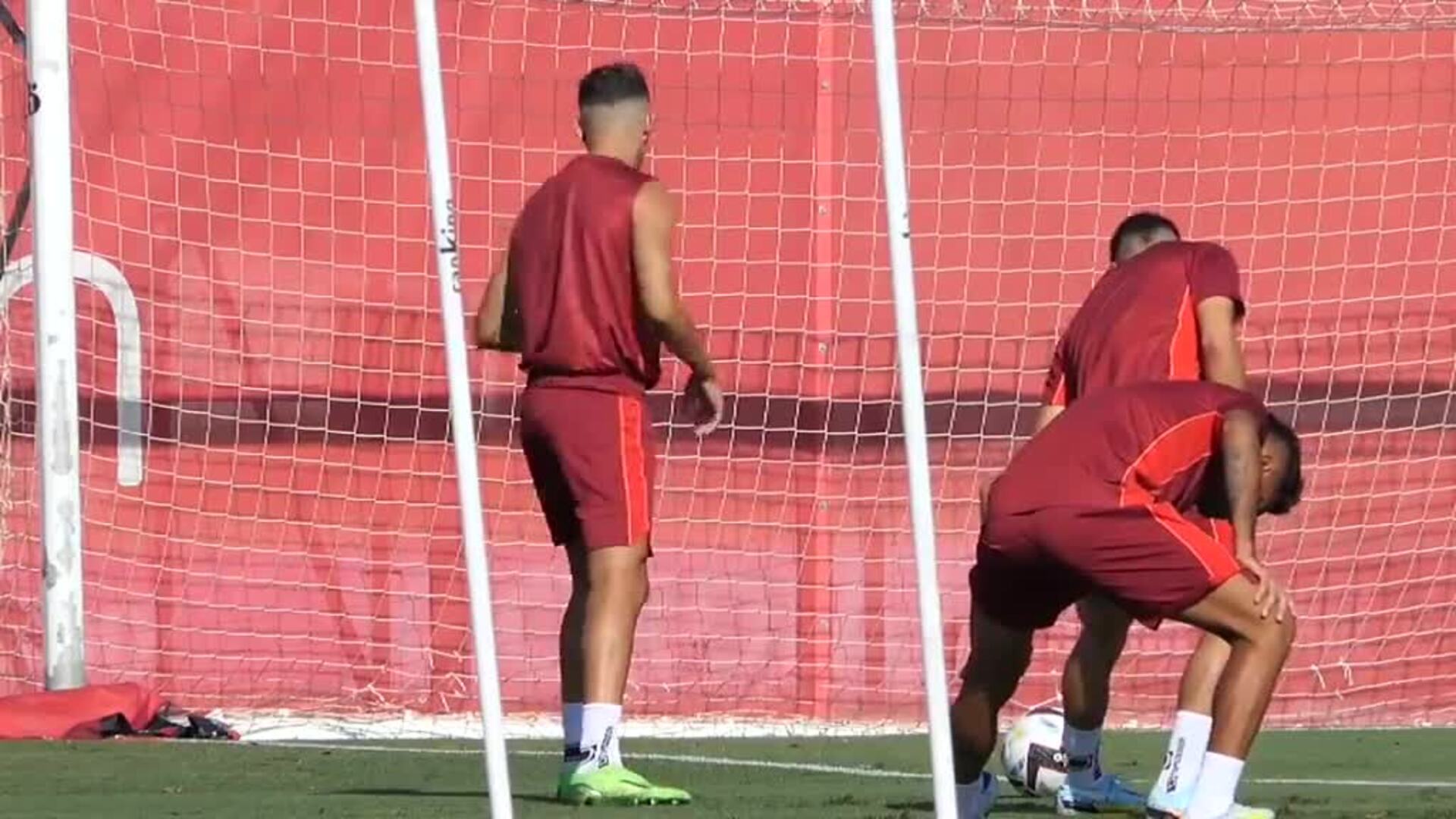 Pepe Castro supervisa el entrenamiento de su Sevilla