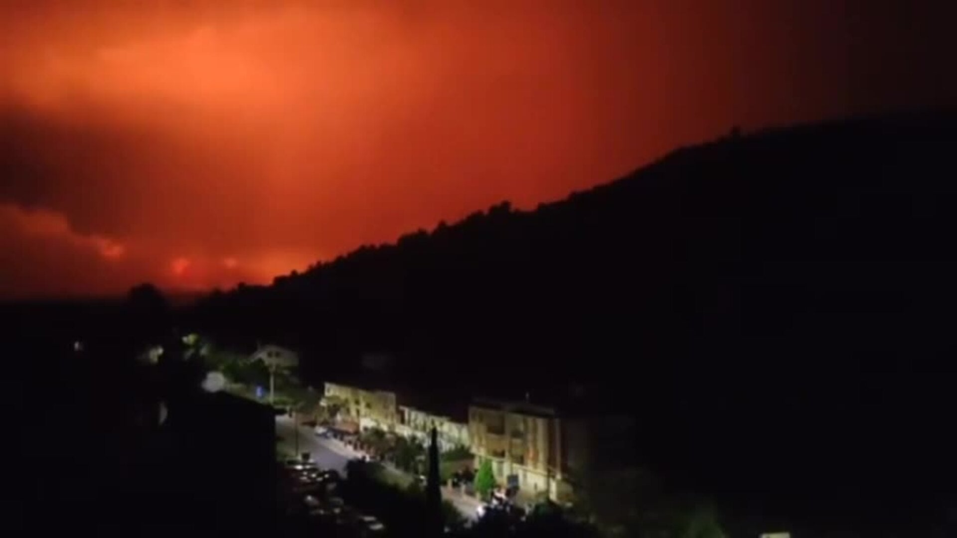 Las lluvias de la noche alivian pero no ayudan a controlar el incendio de Bejís