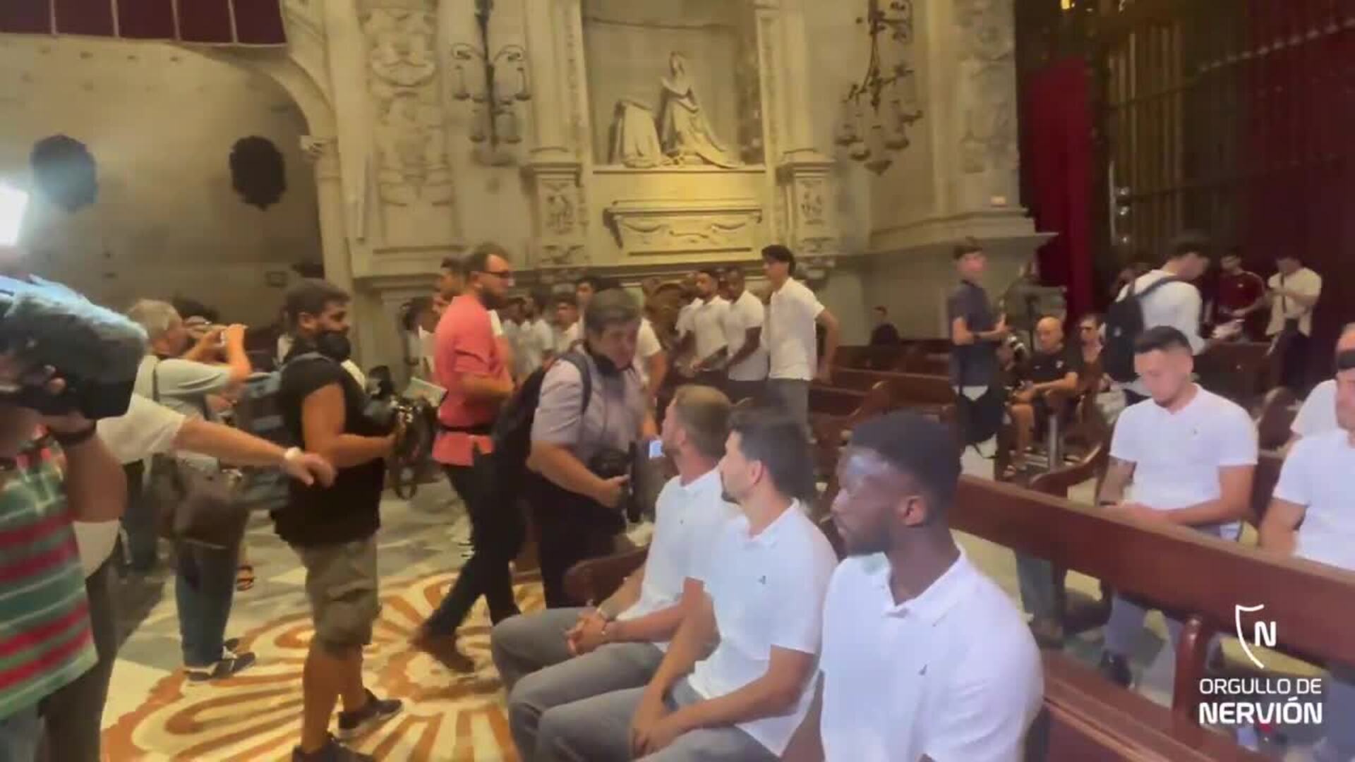 Ofrenda floral del Sevilla FC a la Virgen de los Reyes