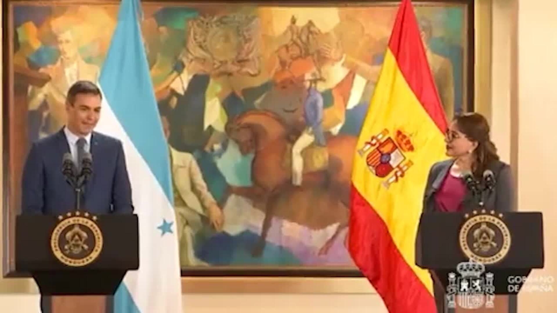 Sánchez dice que "es un honor" comparecer junto a la primera presidenta de Honduras