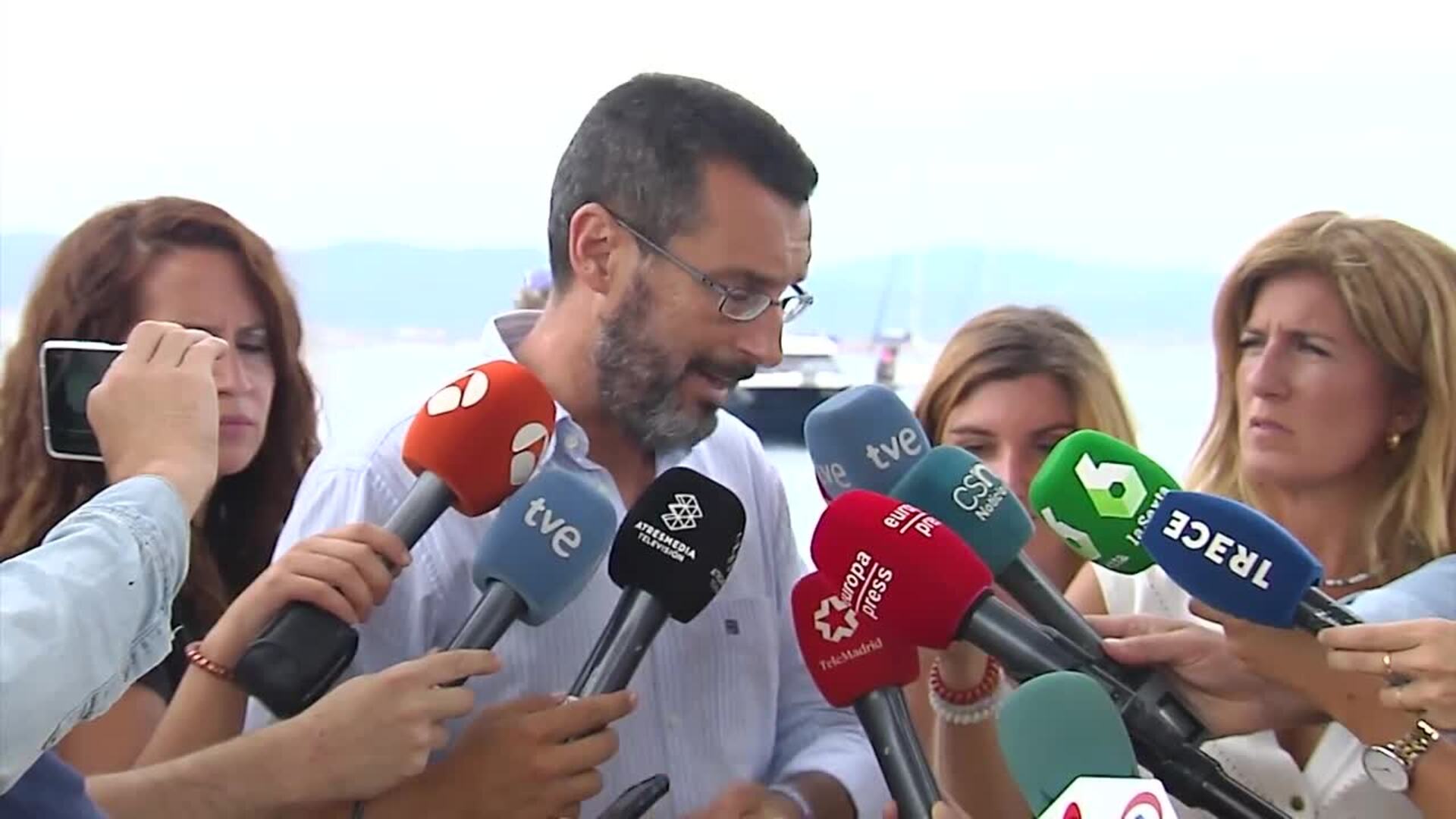 El alcalde de La Línea: "no es para estar contento" pero el vertido en la playa "está controlado"