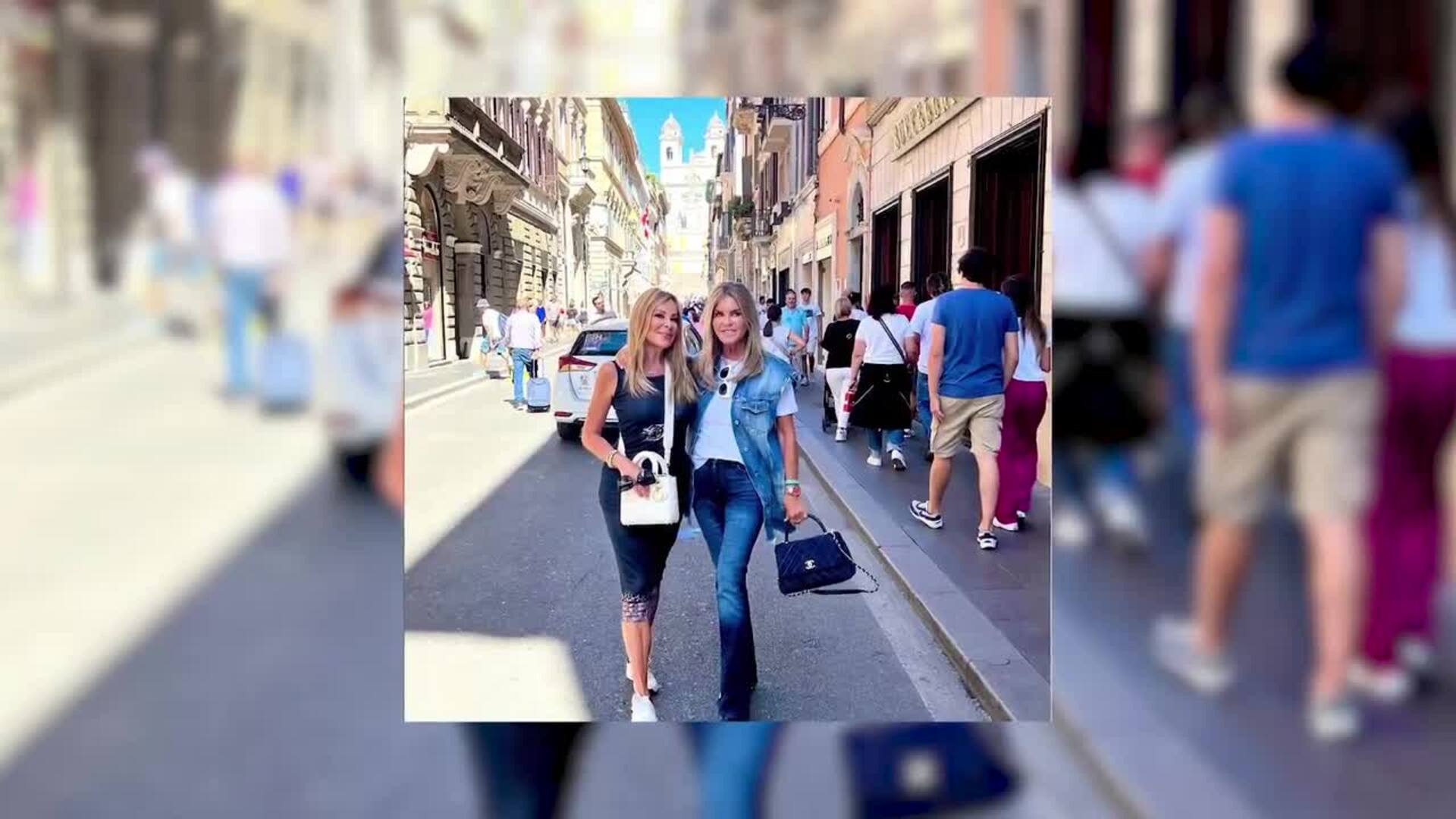 Ana Obregón abandona su retiro para pasear por las calles de Roma junto a Susana Uribarri