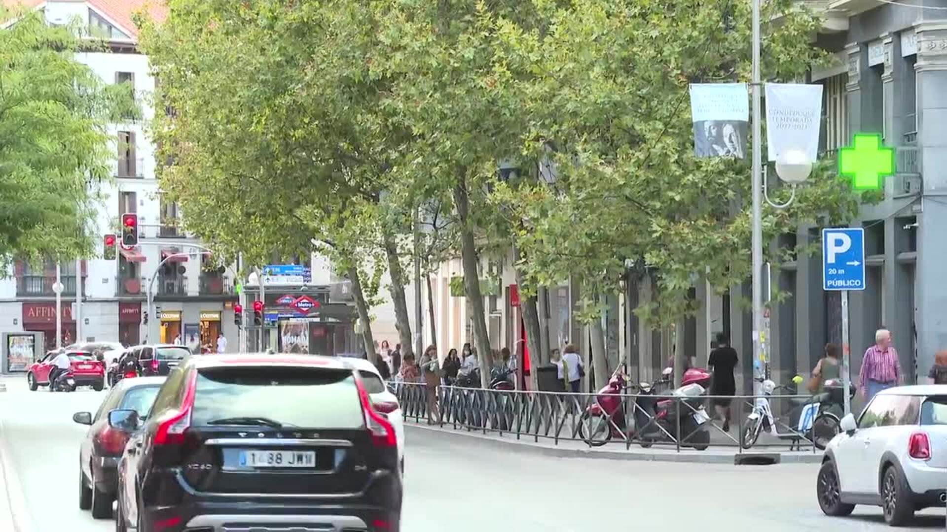 Las calles de Madrid comienzan a engalanarse con las luces de Navidad