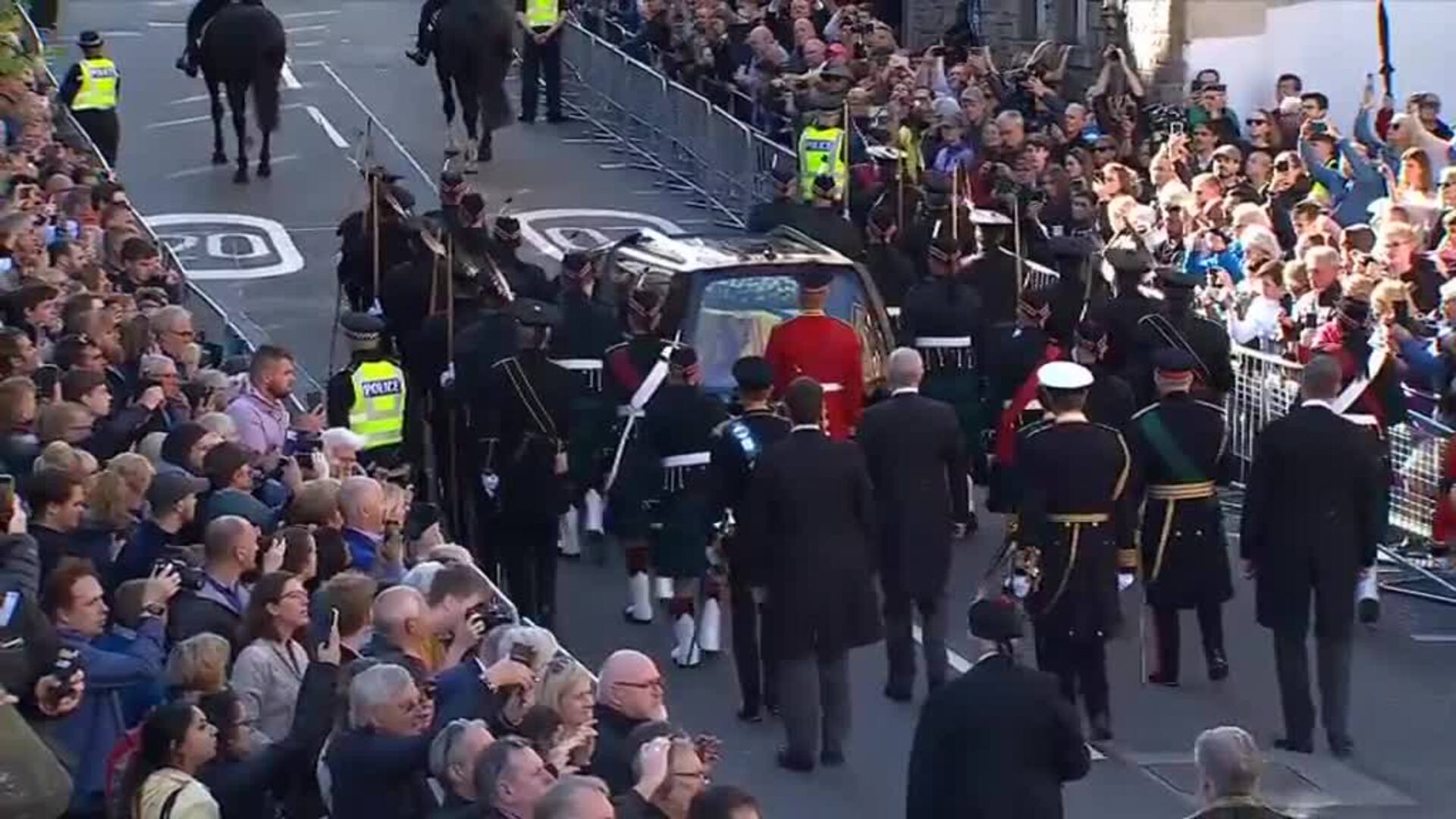 Los escoceses se despiden de su reina en Edimburgo