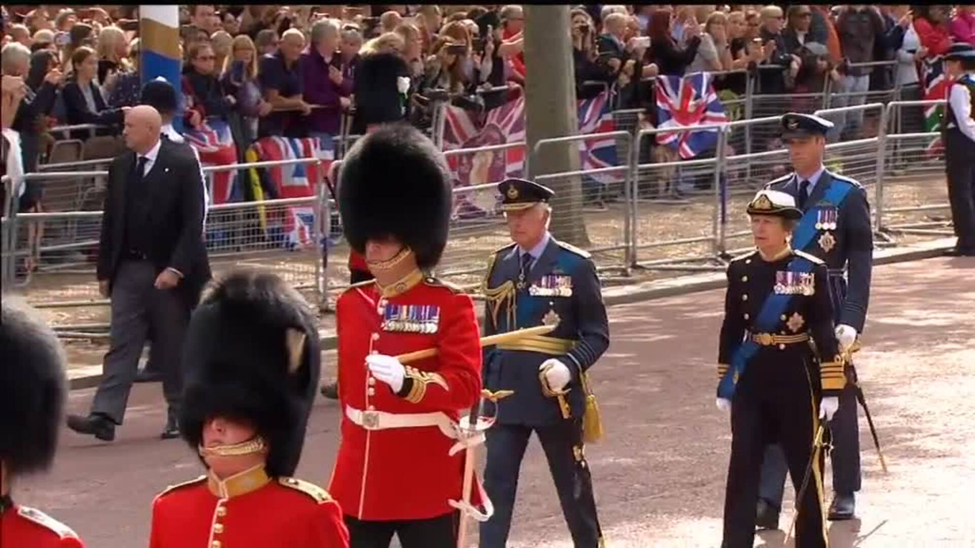 Los británicos se despiden de la reina en el cortejo fúnebre