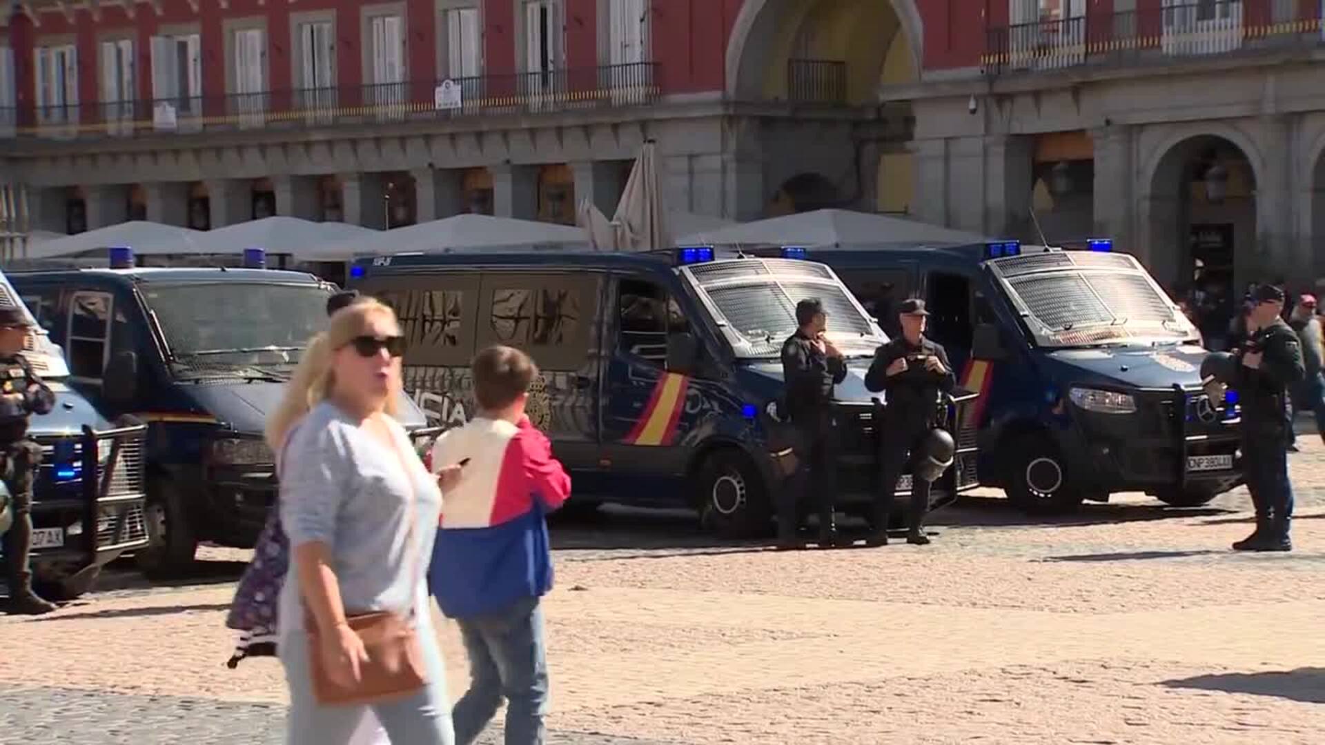 La Plaza Mayor de Madrid se llena de aficionados del Brujas