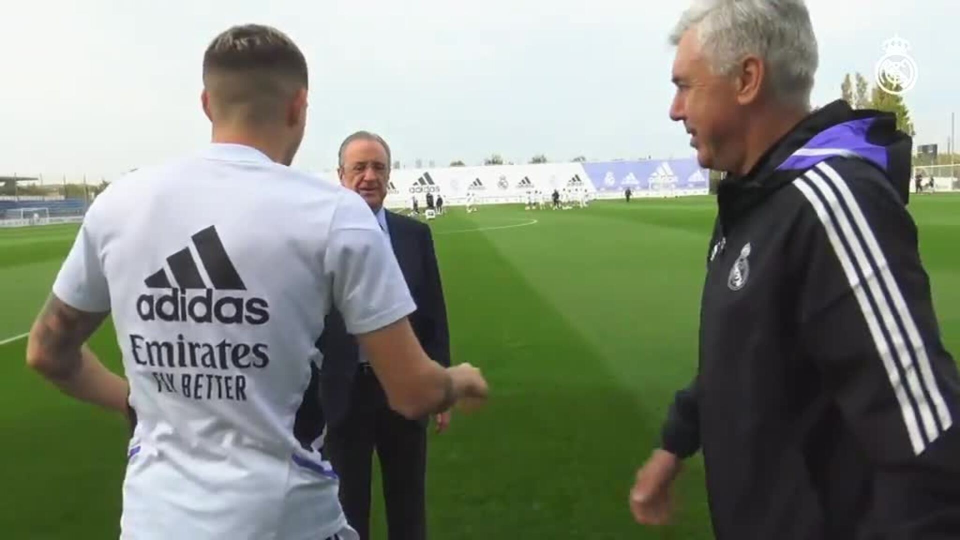 Florentino Pérez visita a la plantilla del Real Madrid antes del entrenamiento