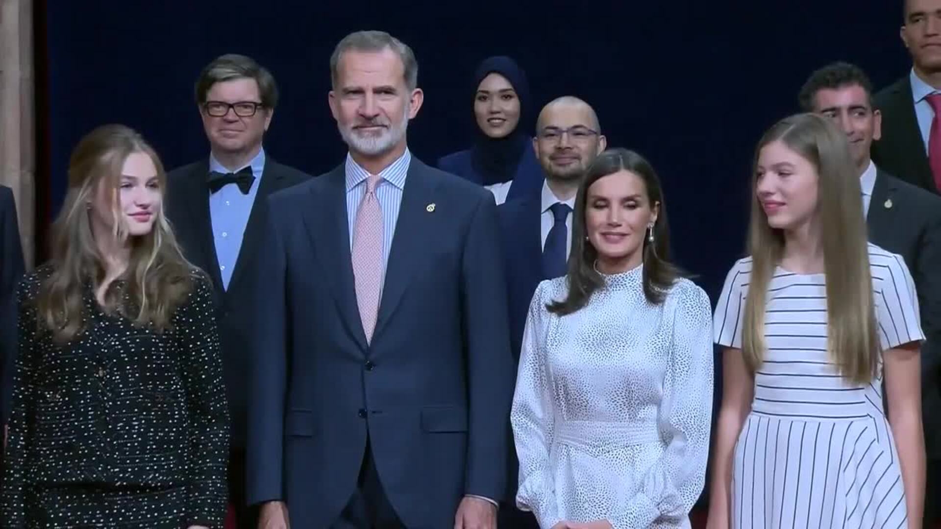 La Reina Letizia y sus hijas impactan con sus vestidos en los Premios Princesa de Asturias