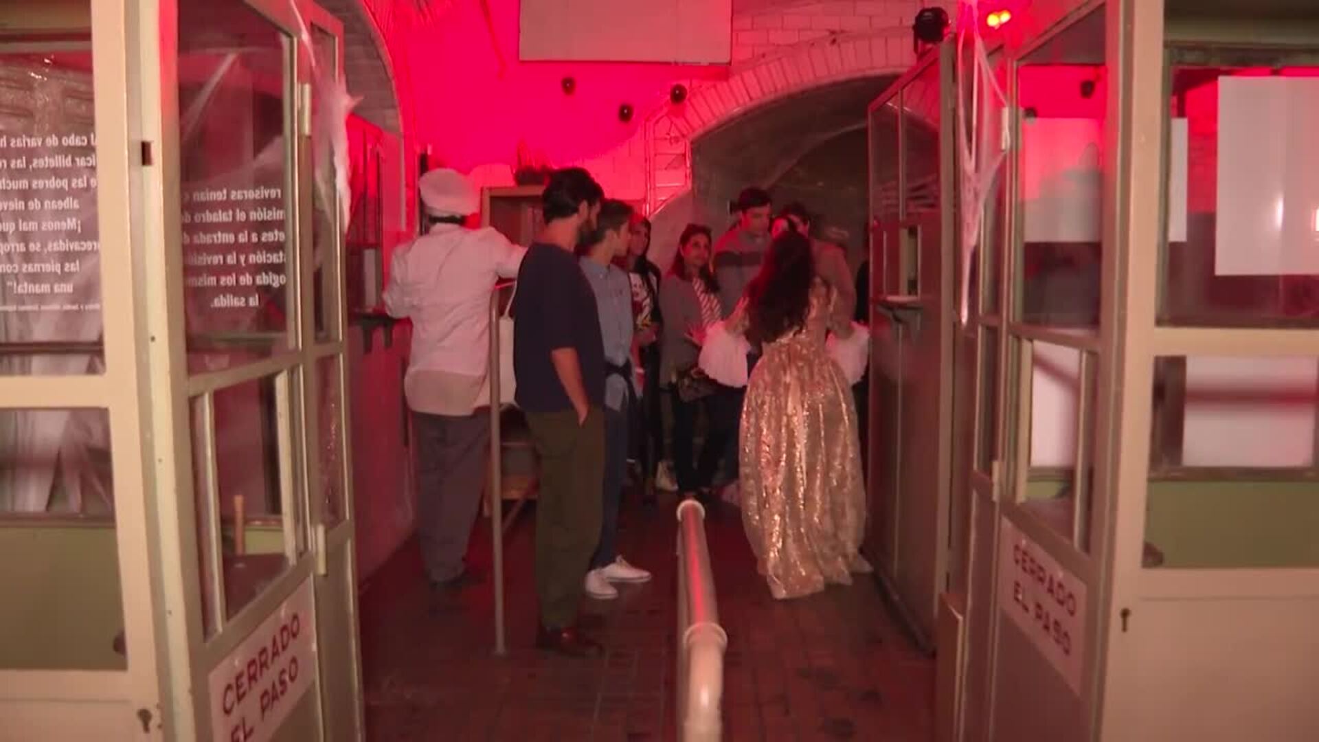 La estación de Metro de Chamberí se transforma en el Castillo de Drácula por Halloween