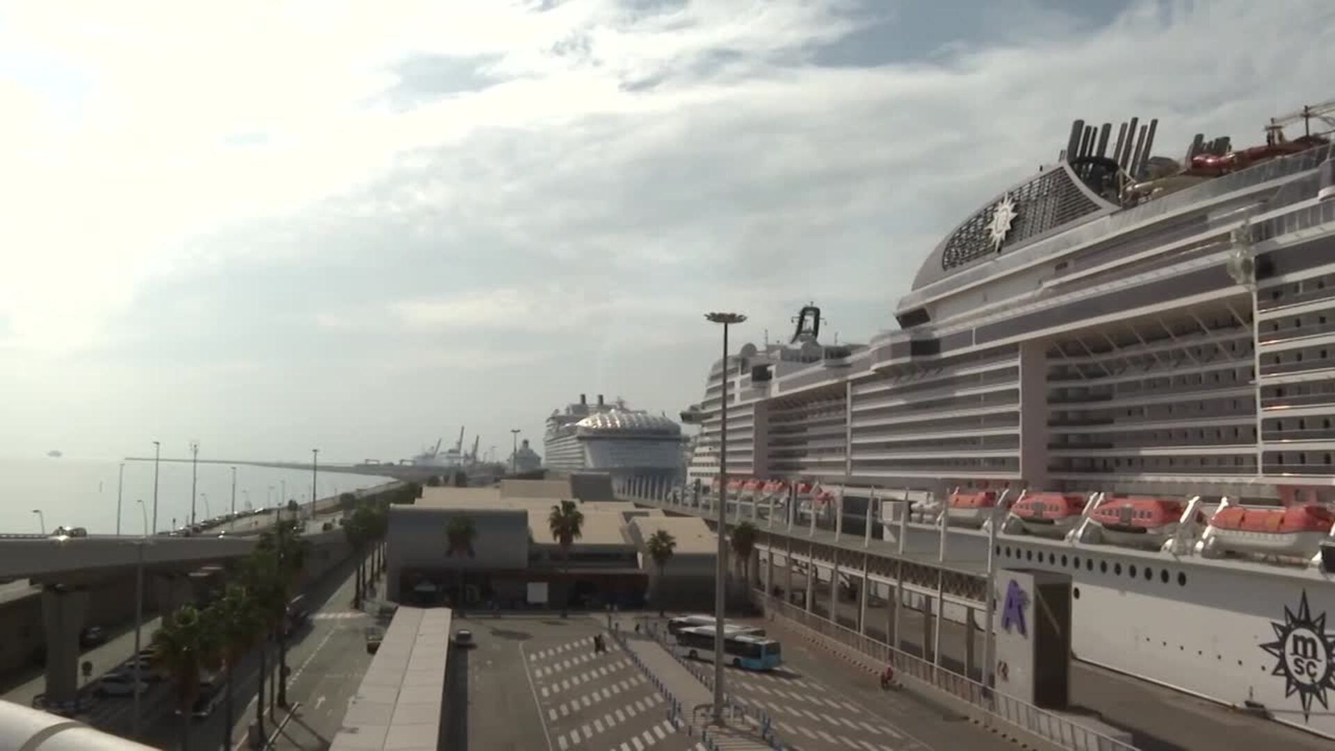 Buscan a una persona desaparecida tras caer al mar desde un crucero en el Puerto de Barcelona