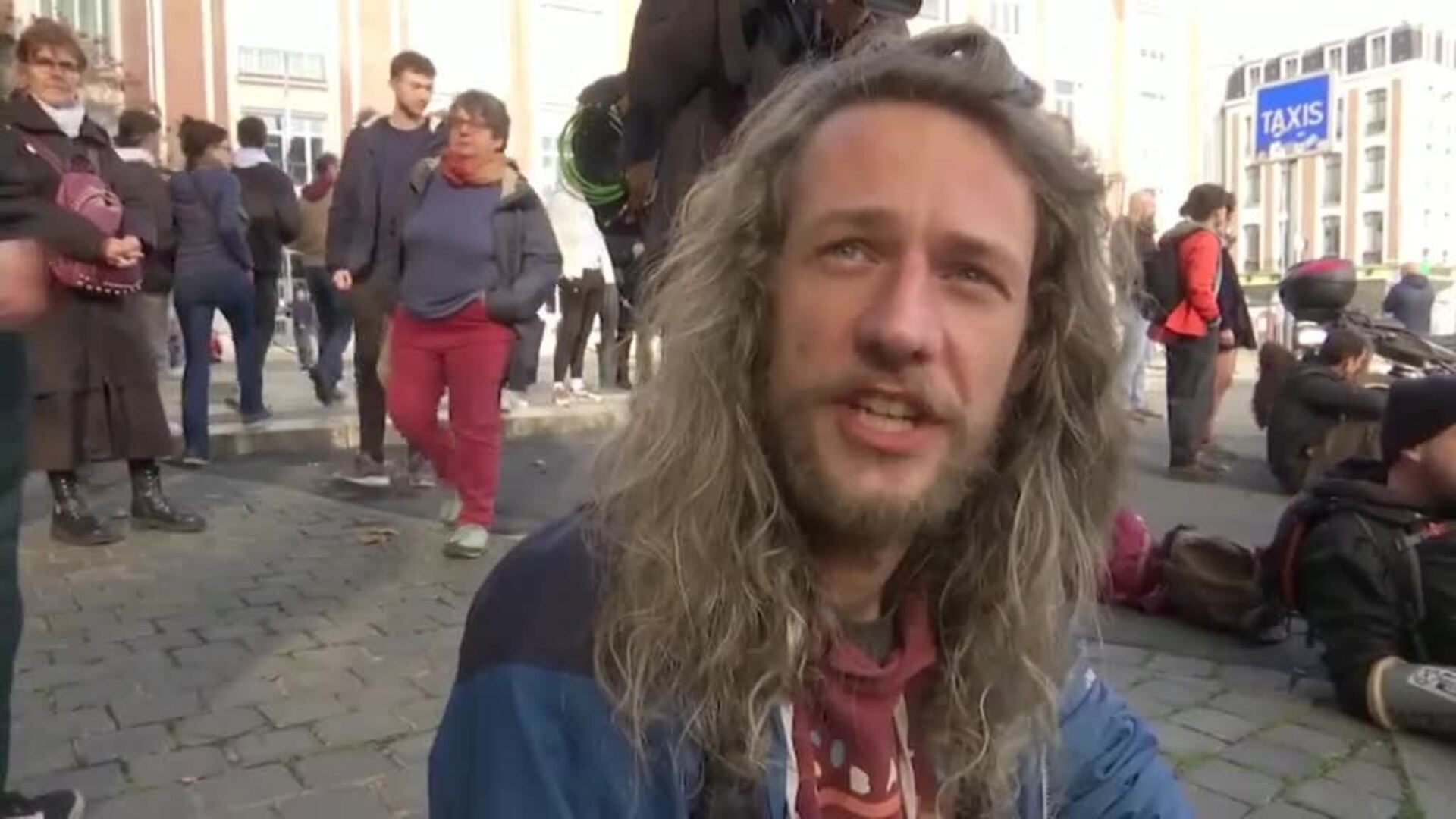 Activistas climáticos protestan frente al gigante petrolero francés TotalEnergies