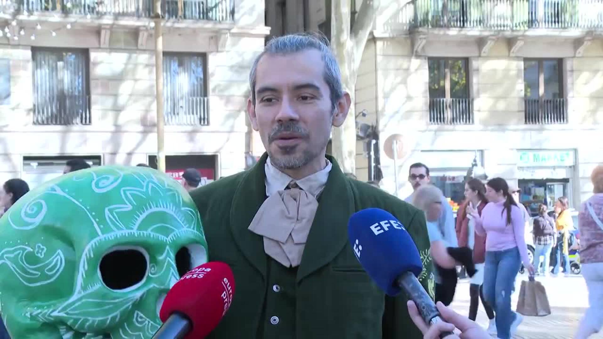 Desfile de catrinas por la Rambla de Barcelona en conmemoración del Día de Muertos