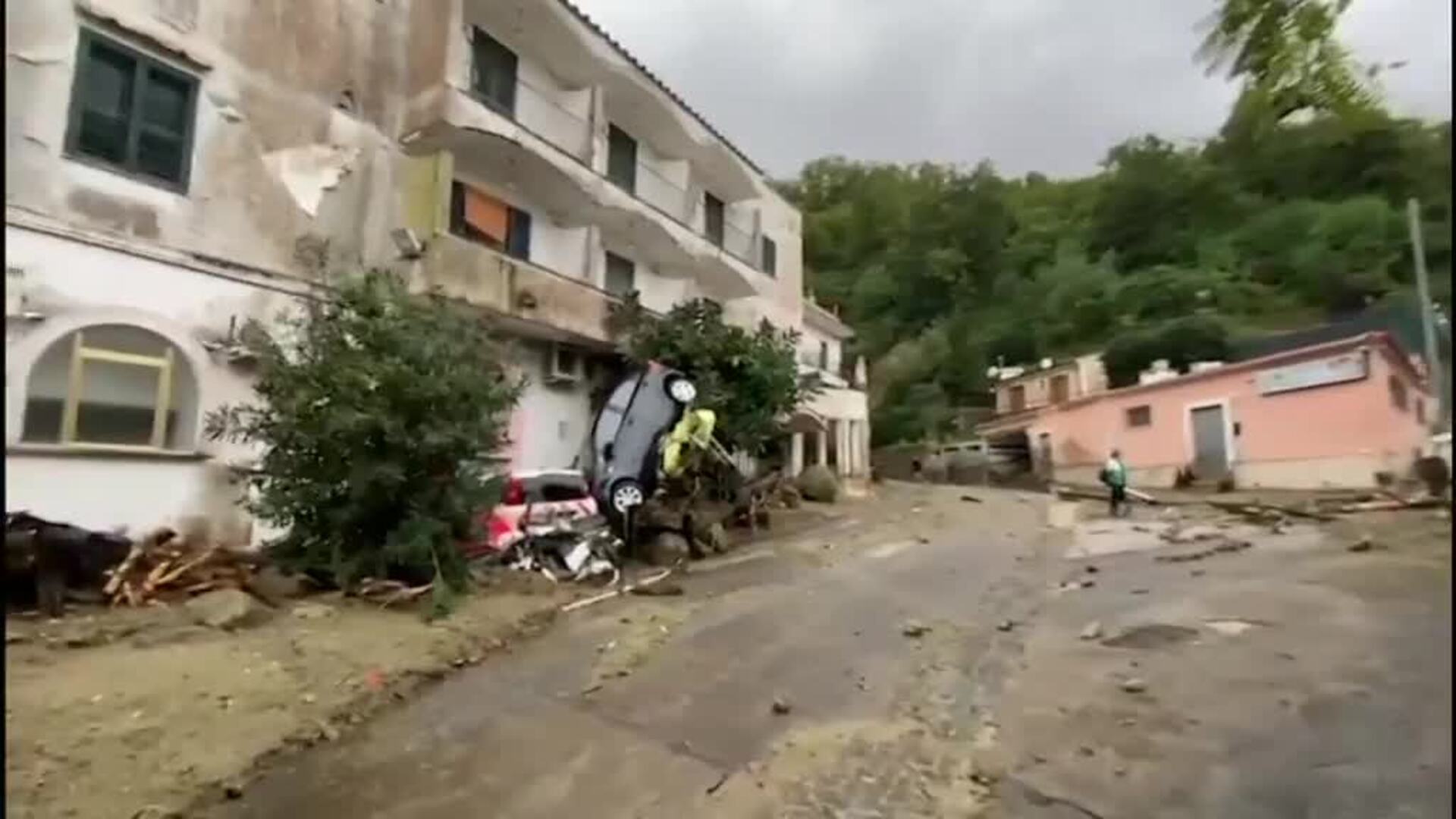 Un corrimiento de tierra causado por las fuertes lluvias golpea la isla italiana de Ischia