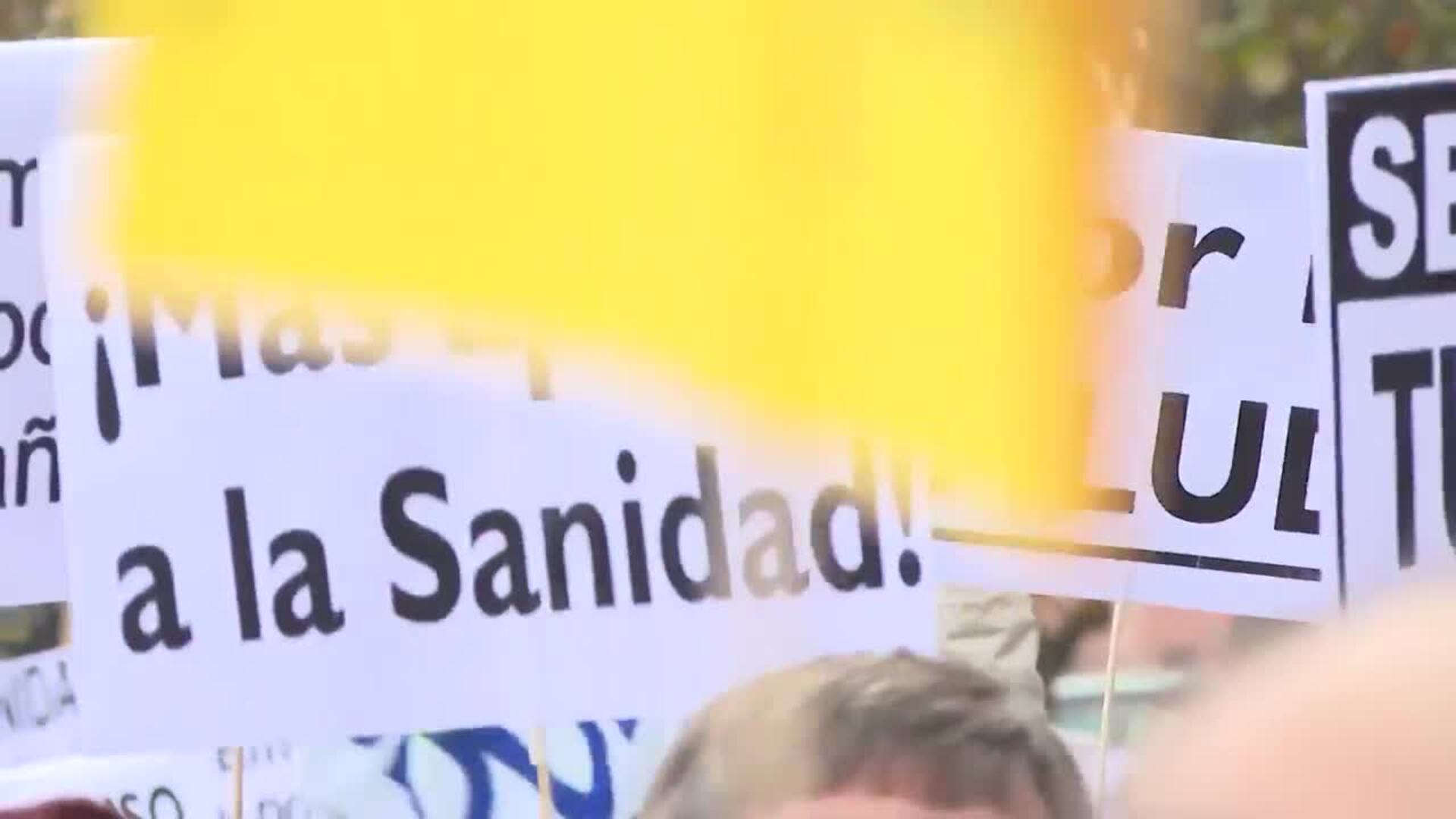 Médicos, pacientes y políticos se manifiestan en defensa de la sanidad en Madrid