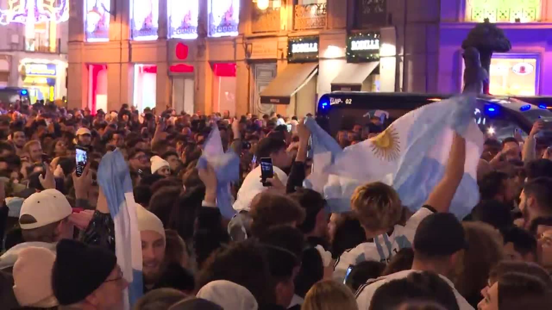 Miles de personas celebran en la Puerta del Sol la victoria de Argentina en el Mundial