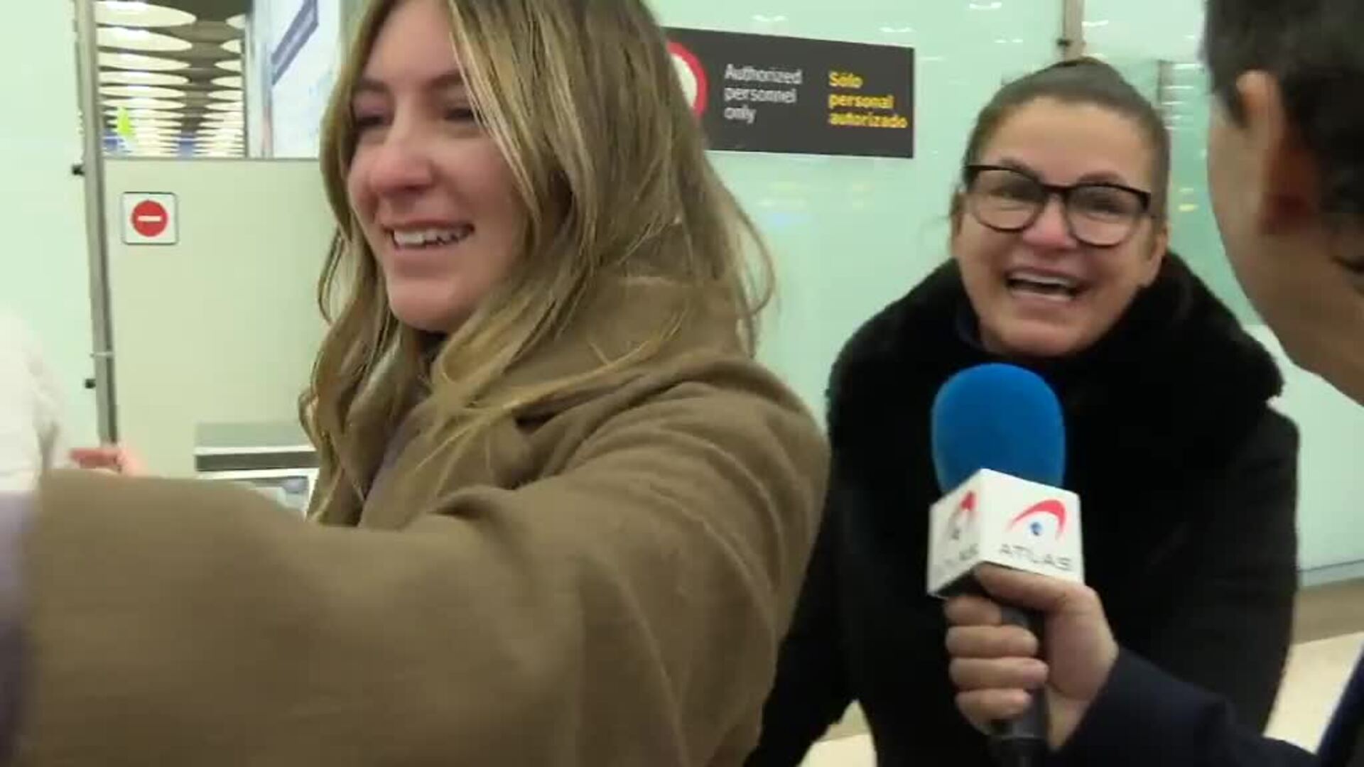 Abrazos en el aeropuerto por Navidad