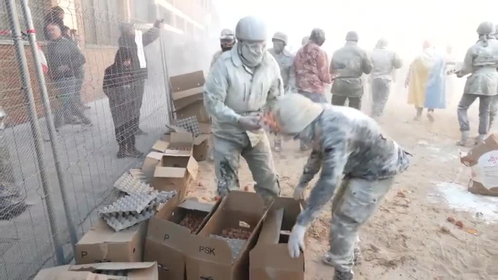 La harina y la pólvora cubren Ibi de blanco en la tradicional fiesta de Els Enfarinats