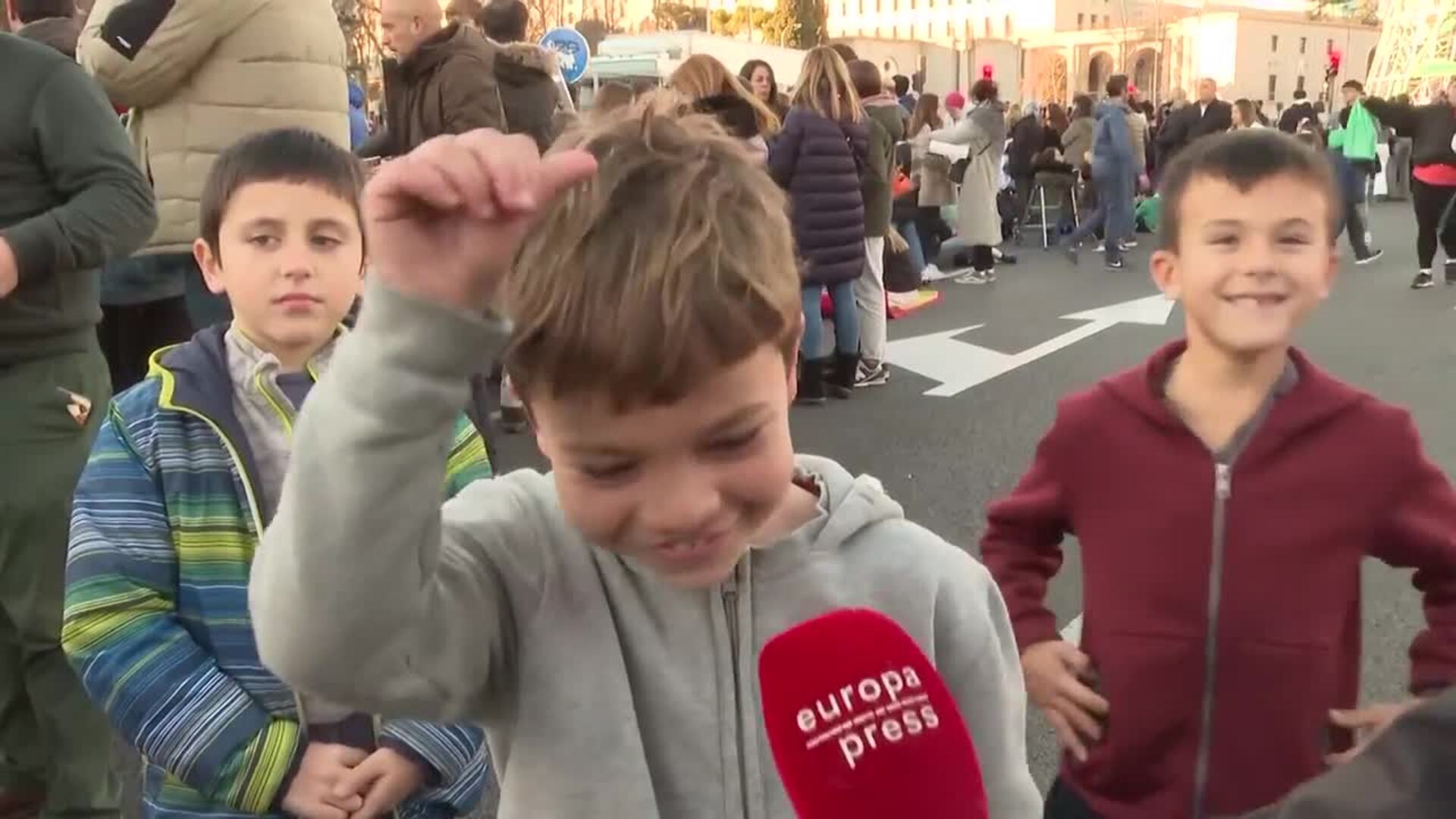 Caras de alegría e ilusión de los niños en la cabalgata de los Reyes Magos en Madrid