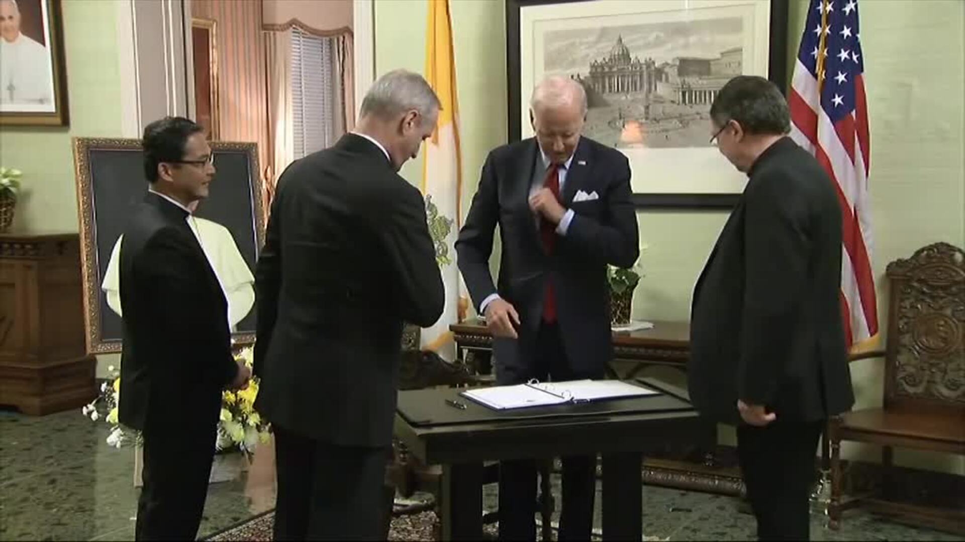 Biden firma el libro de condolencias por la muerte del Papa emérito Benedicto XVI