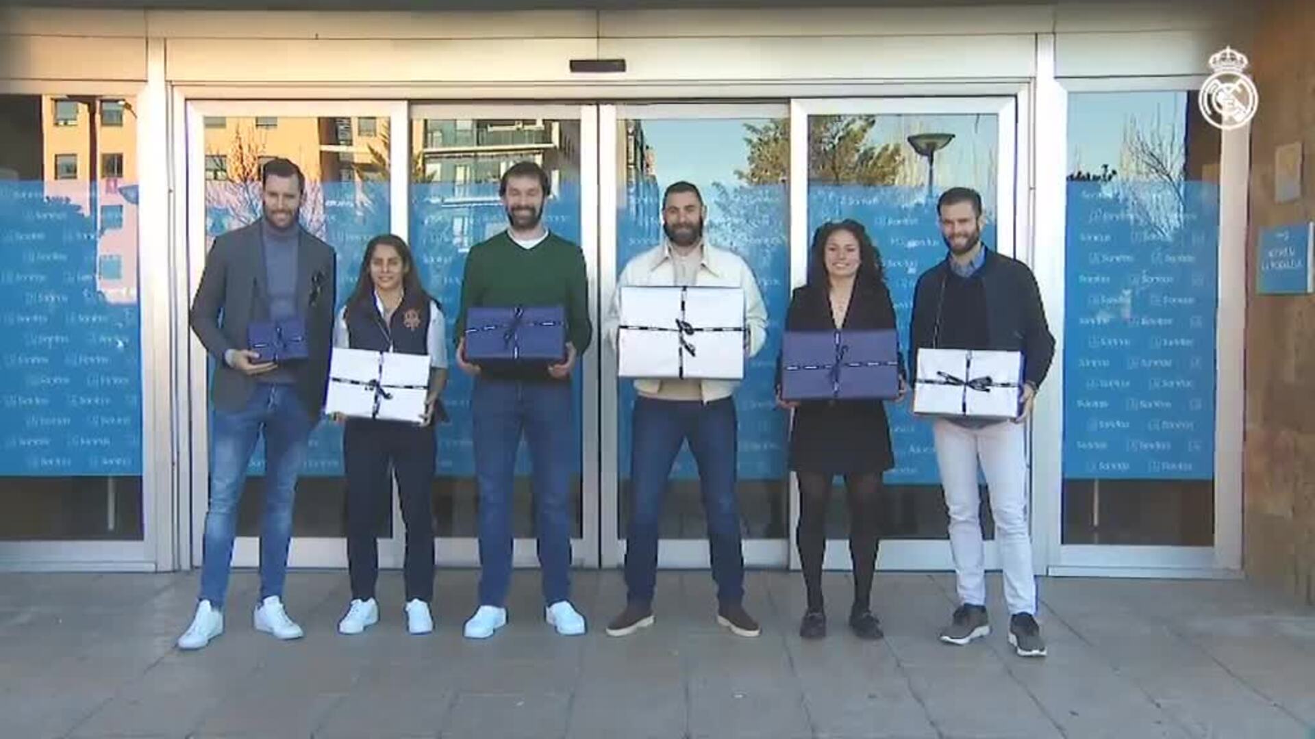 Los entrenadores y jugadores del Real Madrid visitan a los niños hospitalizados