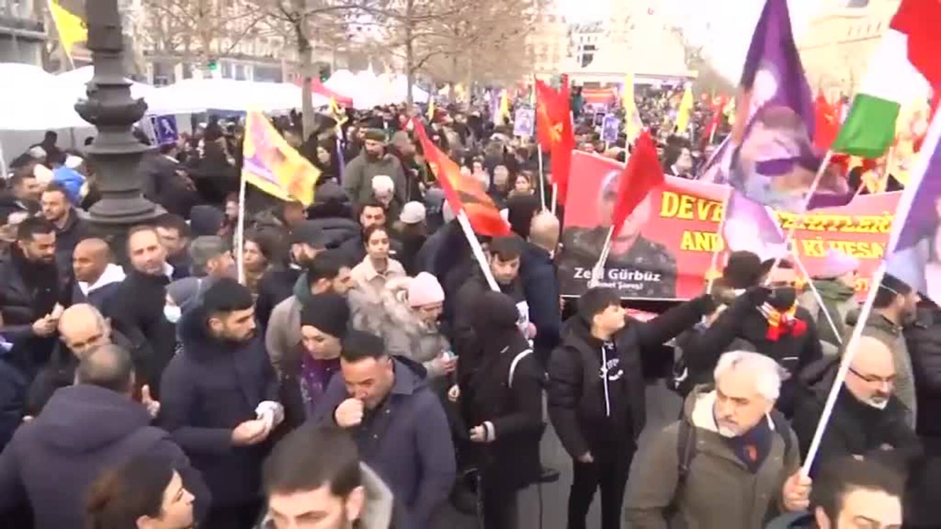 Multitudinaria protesta de miles de kurdos de toda Europa en París