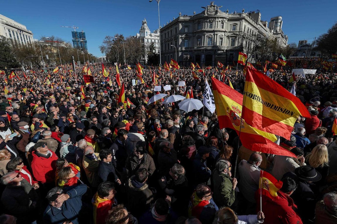 Fotogalería: masiva concentración en Madrid contra Pedro Sánchez