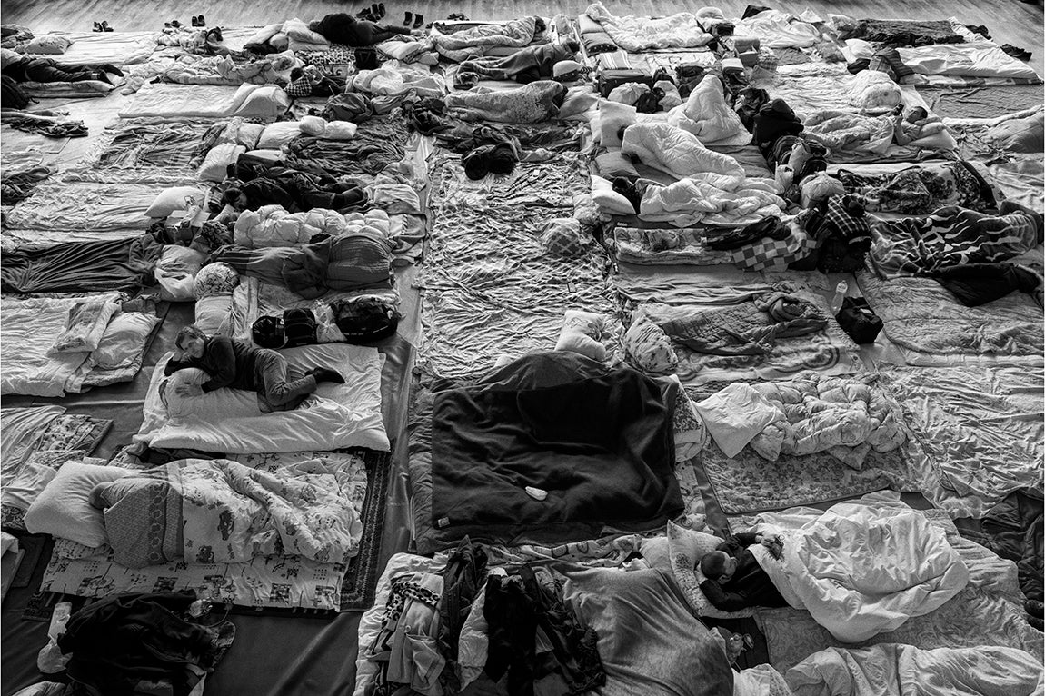 Lviv, Ucrania: Los desplazados internos debido a la guerra se refugian temporalmente en el polideportivo de la facultad de medicina de la universidad de la ciudad de Lviv.