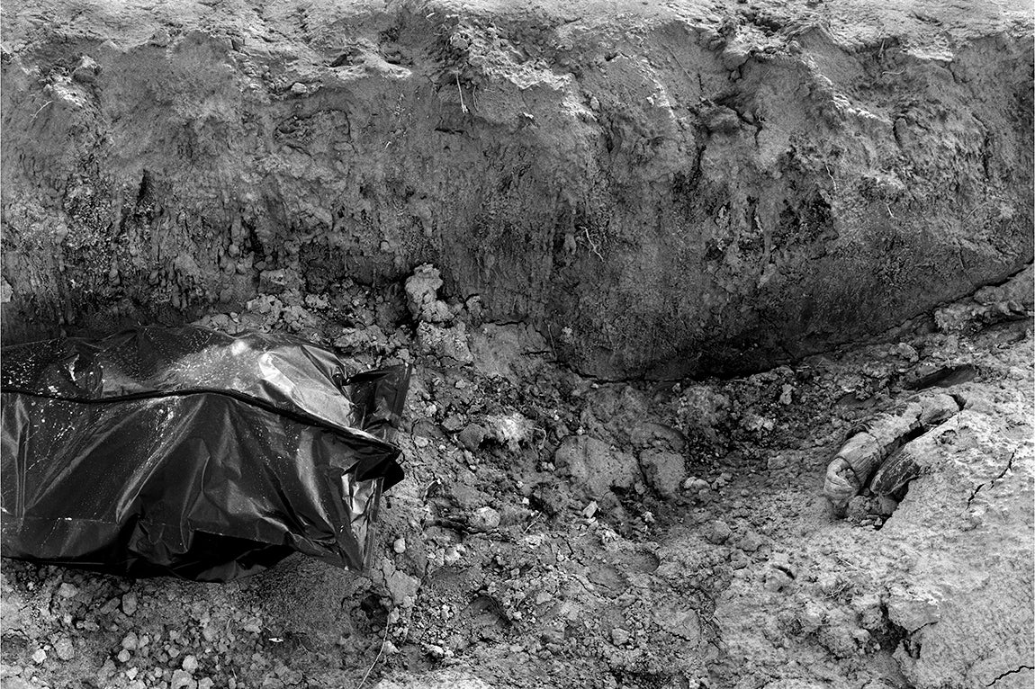 Bucha, Óblast de Kiev: Una fosa común que contiene unos doscientos cadáveres de civiles ejecutados por tropas rusas expone los últimos cuerpos que los soldados rusos depositaron en ella. Ubicada en los terrenos de la Iglesia de San Andrés, esta fosa común mide unos treinta metros según los servicios de emergencia del estado ucraniano. Desde el 10 de marzo las tropas rusas dieron permiso a la población civil para enterrar los cadáveres de sus familiares en esta fosa común, sin embargo, muchos de ellos no se atrevieron por las ejecuciones arbitrarias de los soldados contra la población civil y prefirieron enterrarlos en sus jardines y patios.