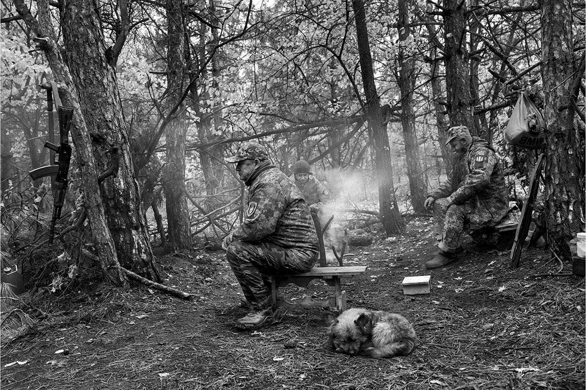 Frente Sur - Kherson: Un grupo de soldados de la Brigada 63 del ejercito ucraniano prepara su comida en una posición avanzada en el frente Sur de Kherson.