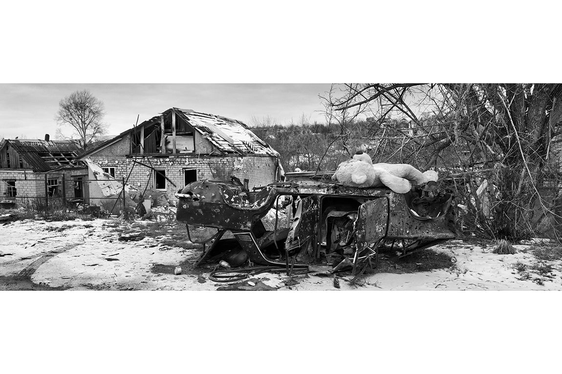 Un sospechoso oso de peluche descansa sobre los restos de un choche destruido en Bohorodychne, Donbas. La localidad de Bohorodychne está totalmente destruida por culpa de los fuertes combates entre las tropas Ucranianas y las tropas rusas.