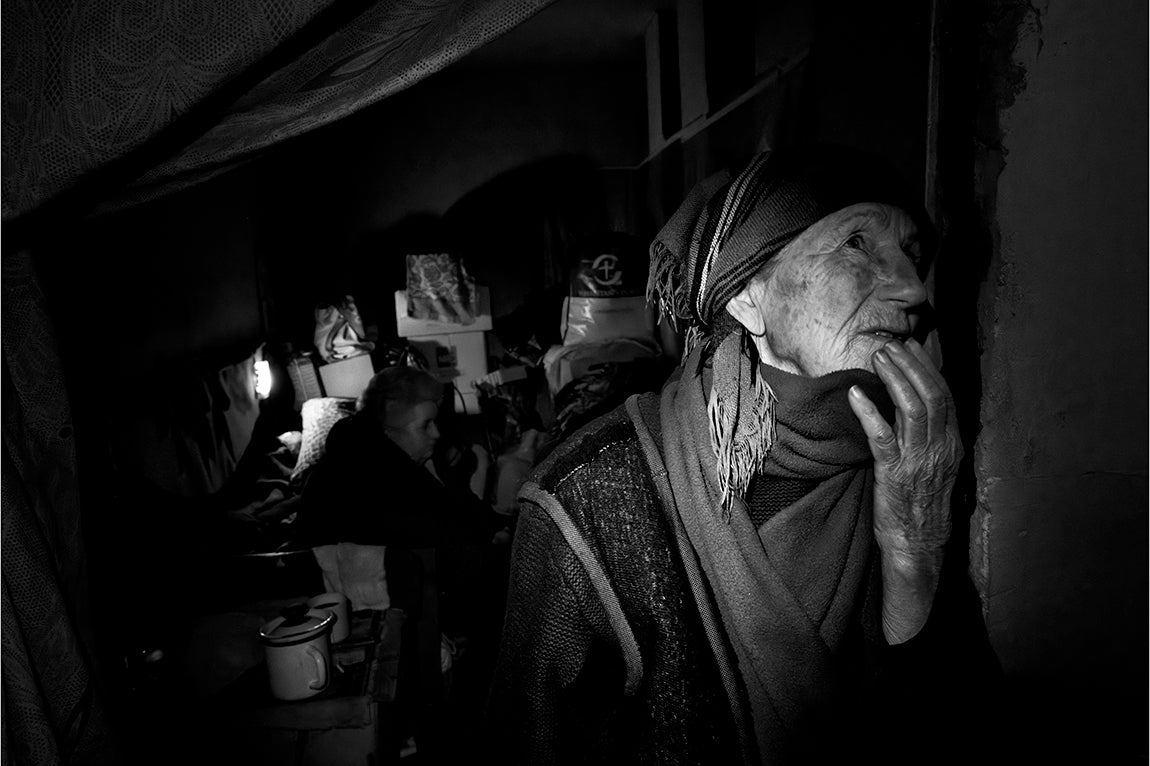 Galina mira angustiada hacia el techo del sótano en el que se refugia mientras que la artillería Rusa ataca intensamente la localidad de Siversk. Galina lo ha perdido todo. Su marido falleció al inicio de la invasión Rusa y su casa fue destruida por los combates. No le queda nada. Ella no tiene donde ir ni tampoco quiere irse. Siversk es su hogar y está dispuesta a quedarse y aceptar lo que le depare el futuro.