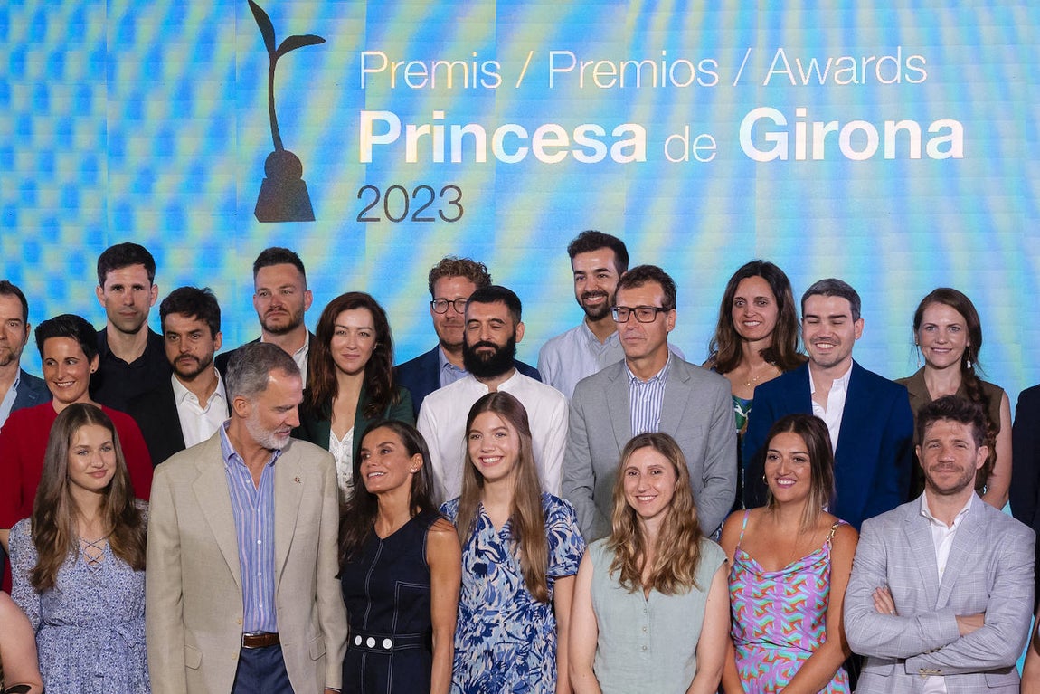 Este miércoles, previo a la ceremonia, los reyes Felipe y Letizia, la princesa Leonor  y la infanta Sofía se han reunido con los ganadores de las anteriores ediciones de los premios Fundación Princesa de Girona 