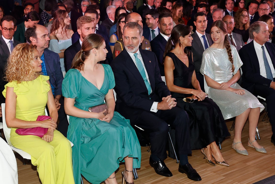 El rey Felipe, la reina Letizia, la princesa Leonor y la infanta Sofía en el inicio de la ceremonia de entrega de los premios de la Fundación Princesa de Girona