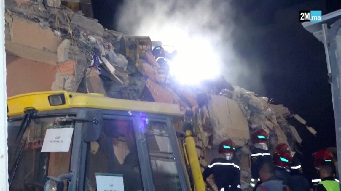 Miembros de protección civil buscan sobrevivientes cerca de los escombros, luego de un terremoto, en Chichaoua, Marruecos