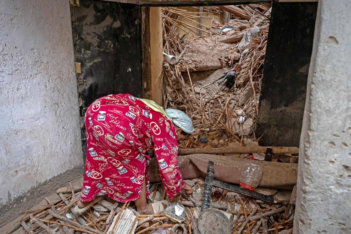 Una mujer inspecciona los daños tras el terremoto en Marrakech