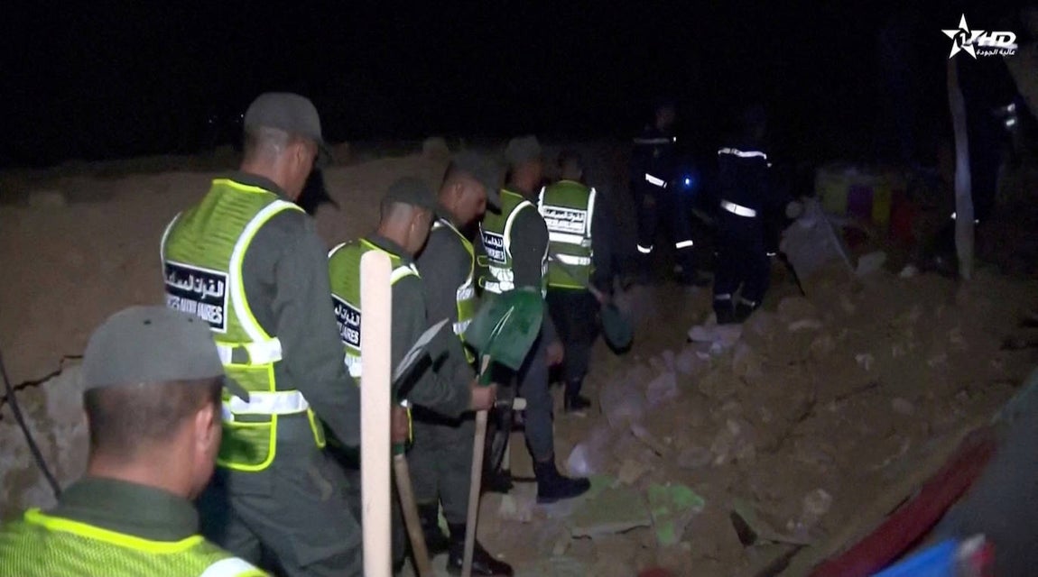 Los socorristas caminan entre los escombros después de un terremoto en Chiachaoua, Marruecos