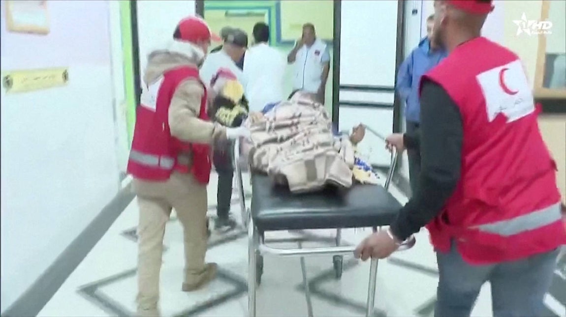 Los paramédicos trasladan a un herido al hospital tras un terremoto en Chichaoua