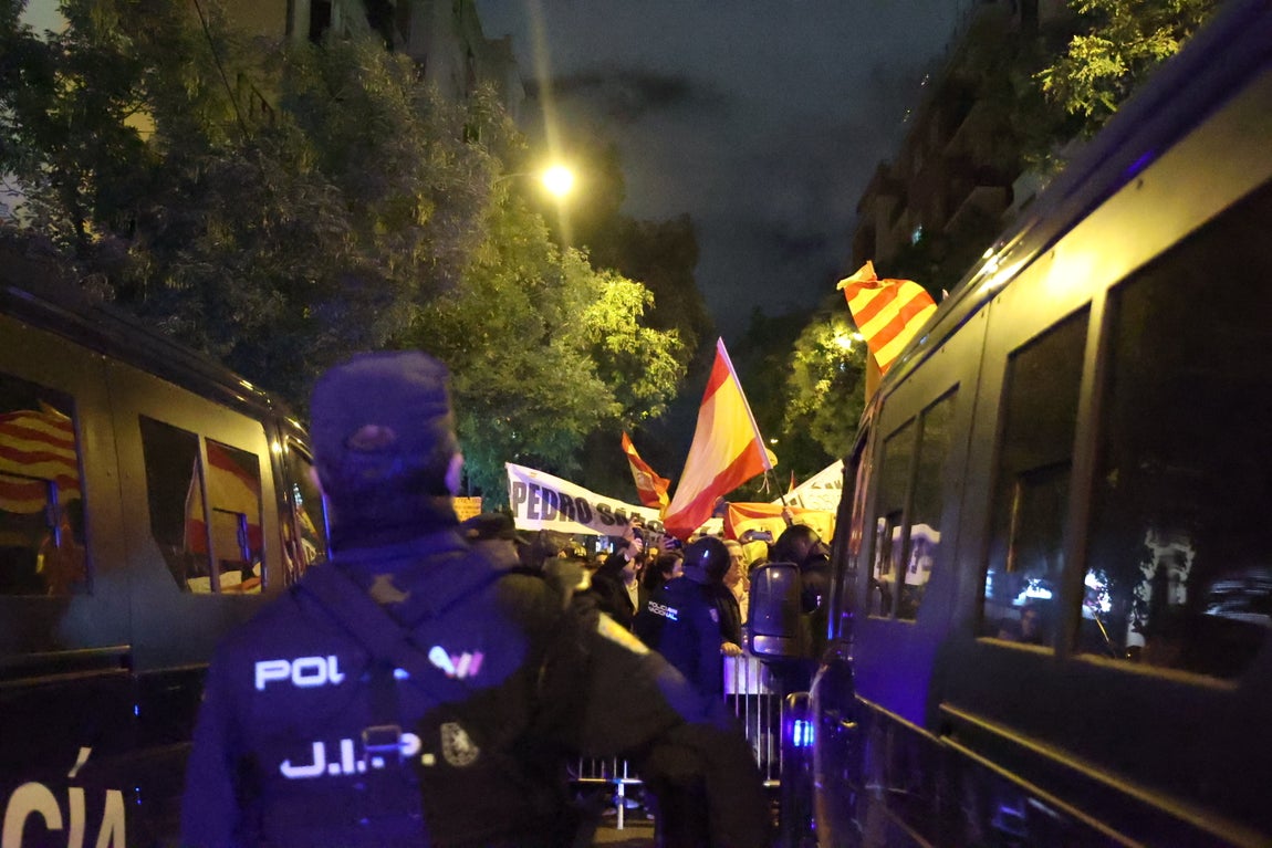 Manifestación contra la ley de amnistía en Ferraz, sede del PSOE.