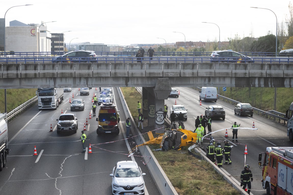 El helicóptero estrellado en la M-40, en imágenes
