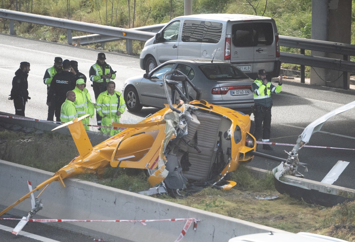 El helicóptero estrellado en la M-40, en imágenes