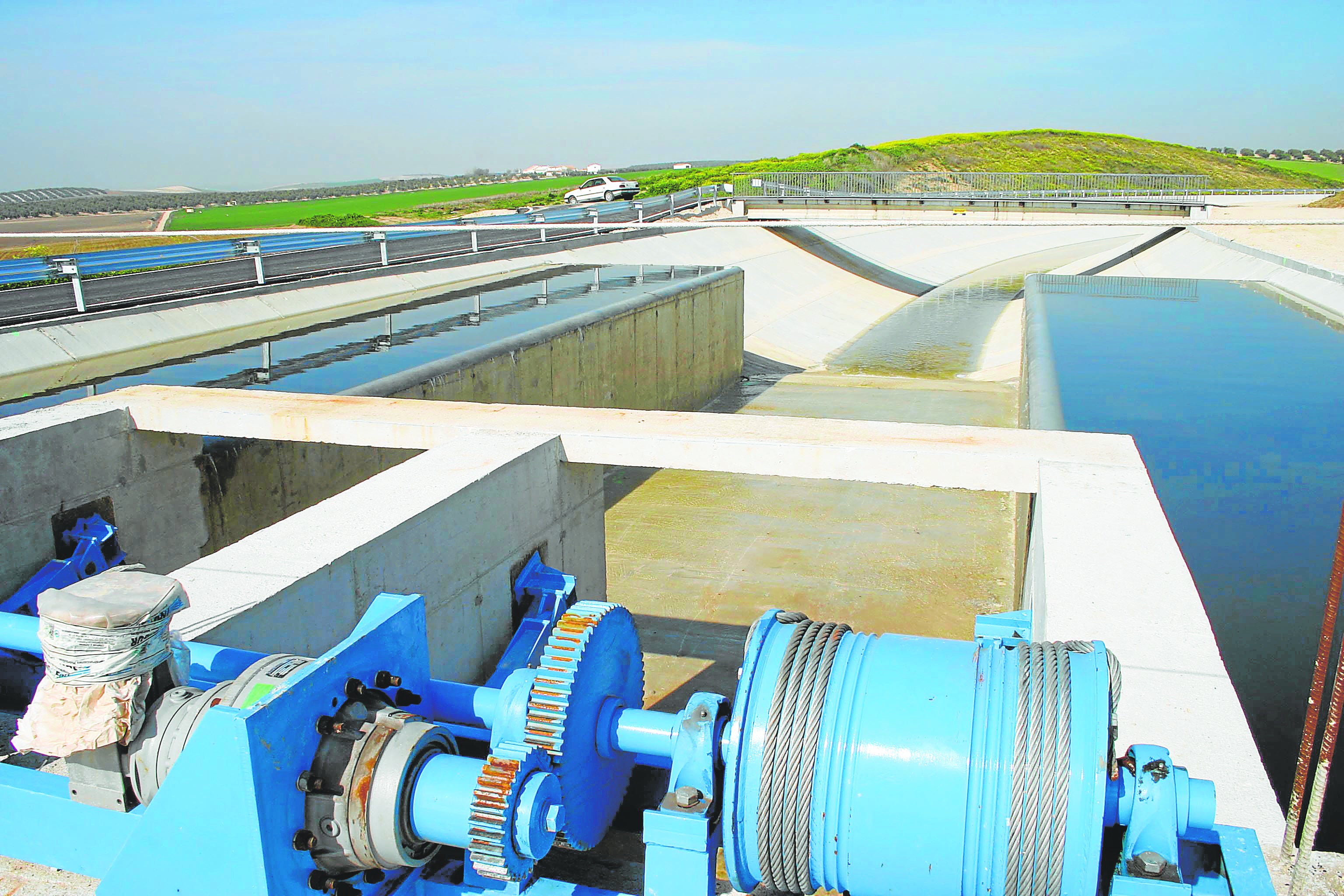 Canal de riego que suministra agua a los regantes del Genil-Cabra