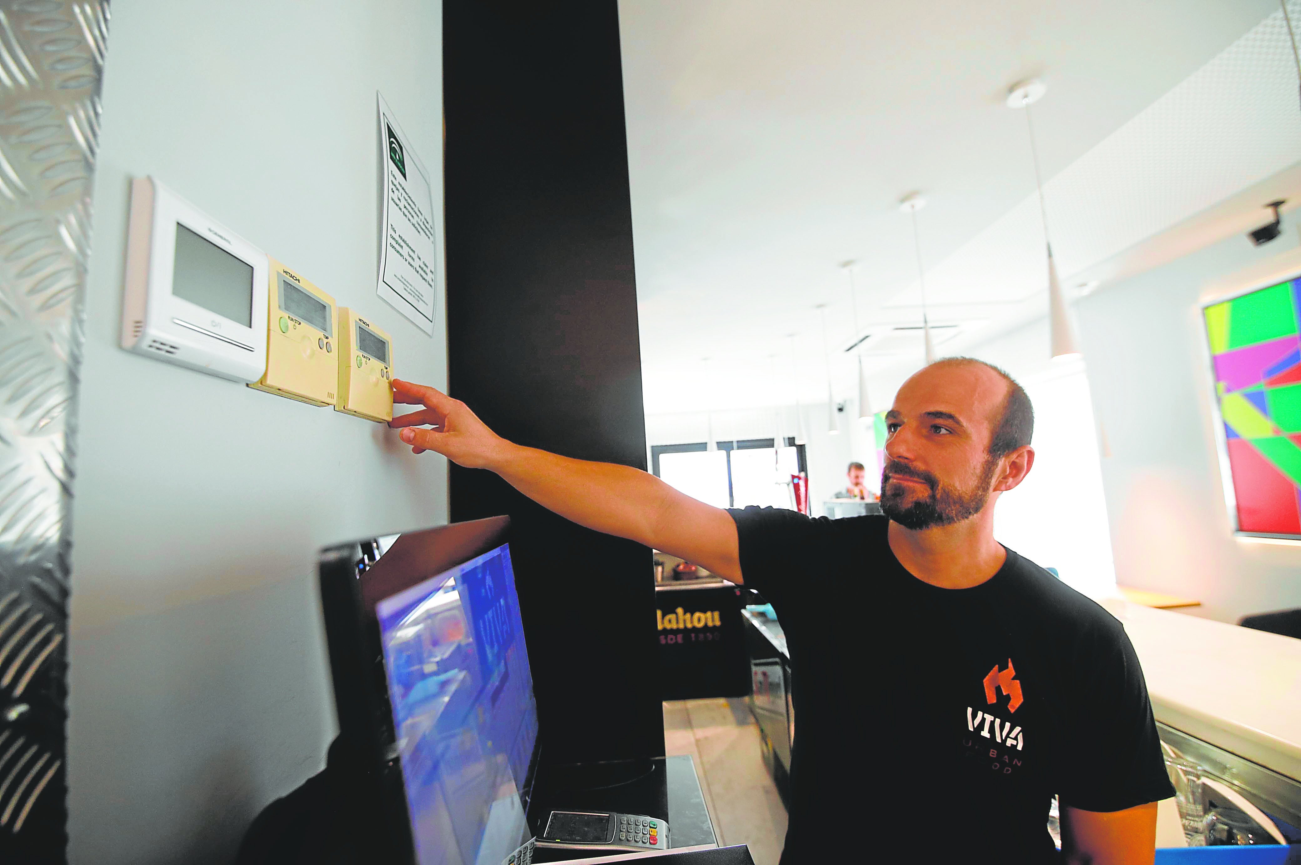 Manuel Pérez enciende el aire acondicionado esta semana en su restaurante Viva Urban Food