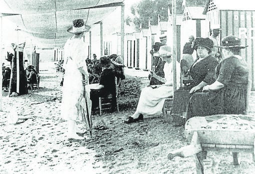 Mujeres en los Baños del Carmen de Málaga, en una imagen sin datar