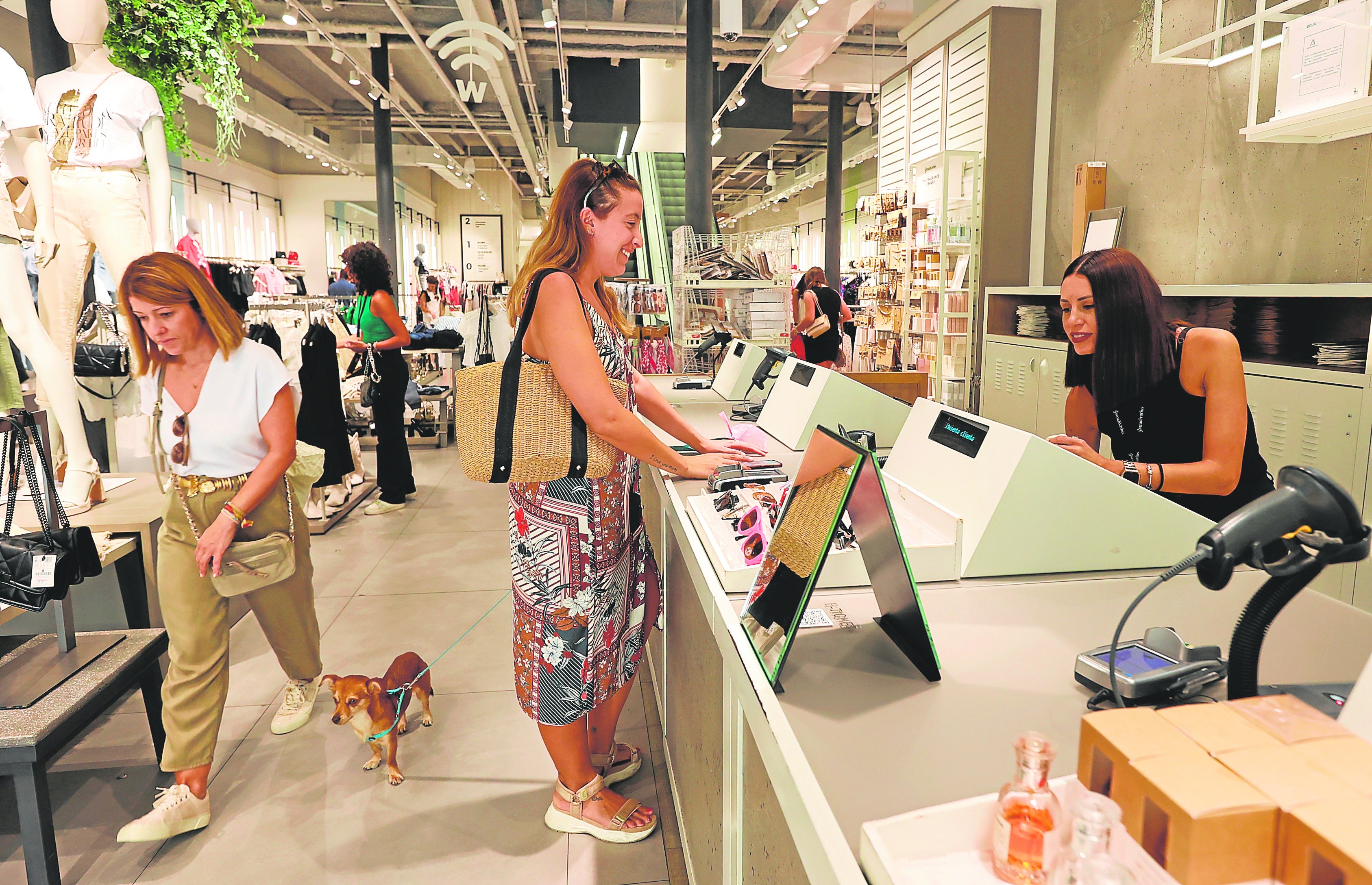 Una trabajadora de un comercio del Centro de Córdoba atiende a una clienta durante las rebajas de verano