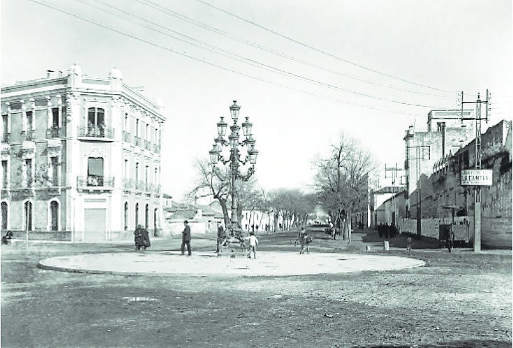 Imagen secundaria 2 - Las fotografías de las primeras décadas del XX permiten ver cómo era la avenida antes de que se construyesen los elevados edificios actuales. Conservaba su aroma de alameda decimonónica con fuentes y la escultura del Gran Capitán. // fotos: 