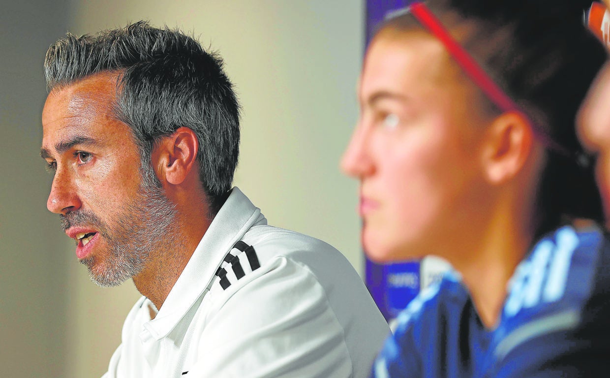 Jorge Vilda, junto a Patri Guijarro