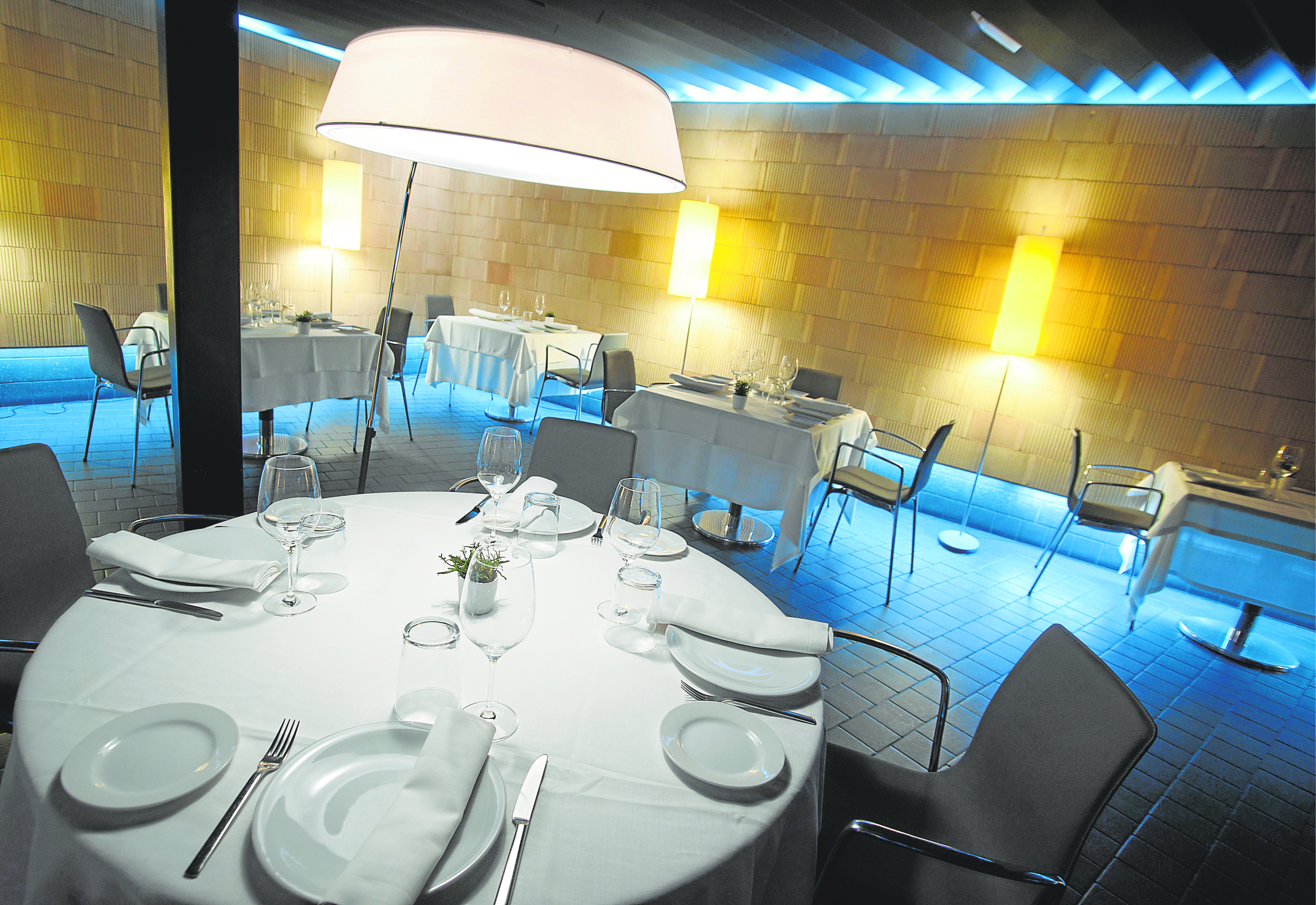 Imagen secundaria 1 - Sobre estas líneas, arriba, Hugo Muñoz de Ugo Chan, restaurante premiado en la categoría de Cocina Extranjera por el jurado profesional de los Premios Salsa de Chiles de ABC este 2022. Abajo, a la izquierda, sala de La Manduca de Azagra. A la derecha, Benito Gómez, de Bardal, restaurante premiado en la categoría de Cocina Creativa por los lectores de ABC