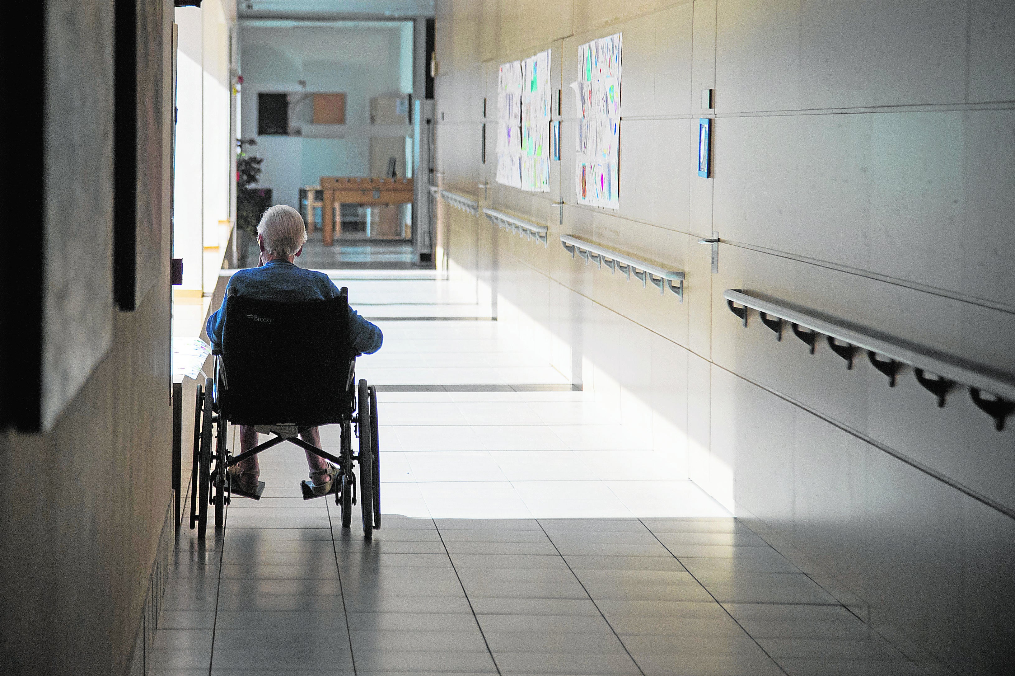 Una persona en una residencia de mayores en una imagen de archivo
